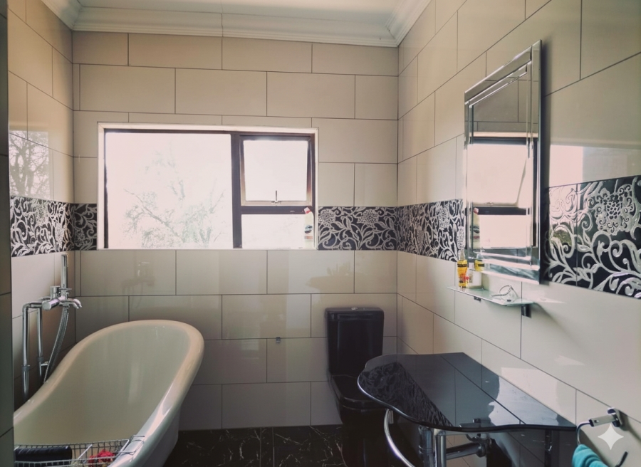 5 Bedroom Property for Sale in Mmabatho Unit 6 North West